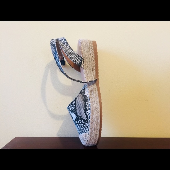 Women’s Top Moda Snakeskin Print Platform Sandal - Picture 4 of 5